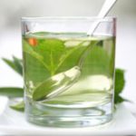 Wasserglas mit Minze