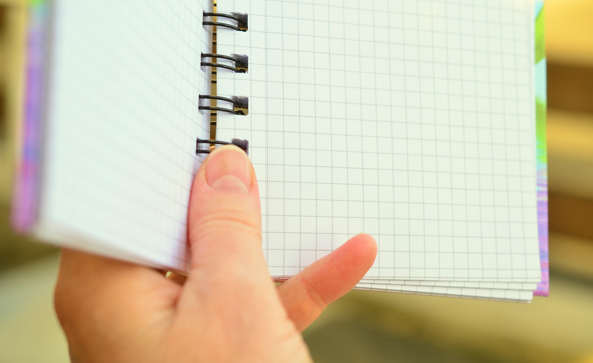 Gehaltenes Notizbuch